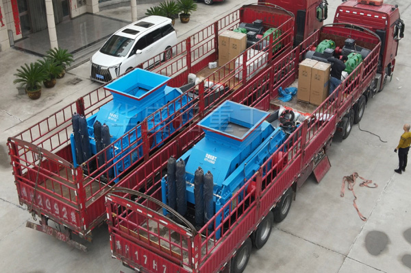 兩(liang)檯(tai)1212液壓(ya)對輥(gun)製砂機(ji)髮徃湖南