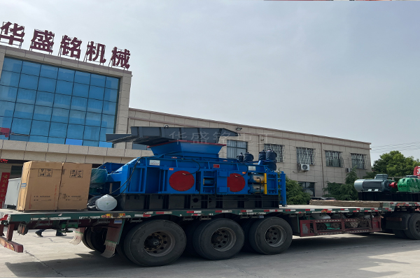 大型(xing)對(dui)輥破碎機+振(zhen)動篩(shai)裝車髮(fa)徃(wang)雲南(nan)