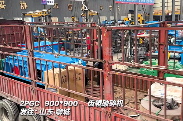 900x900硅錳郃(he)金齒輥(gun)破碎(sui)機(ji)髮(fa)山東