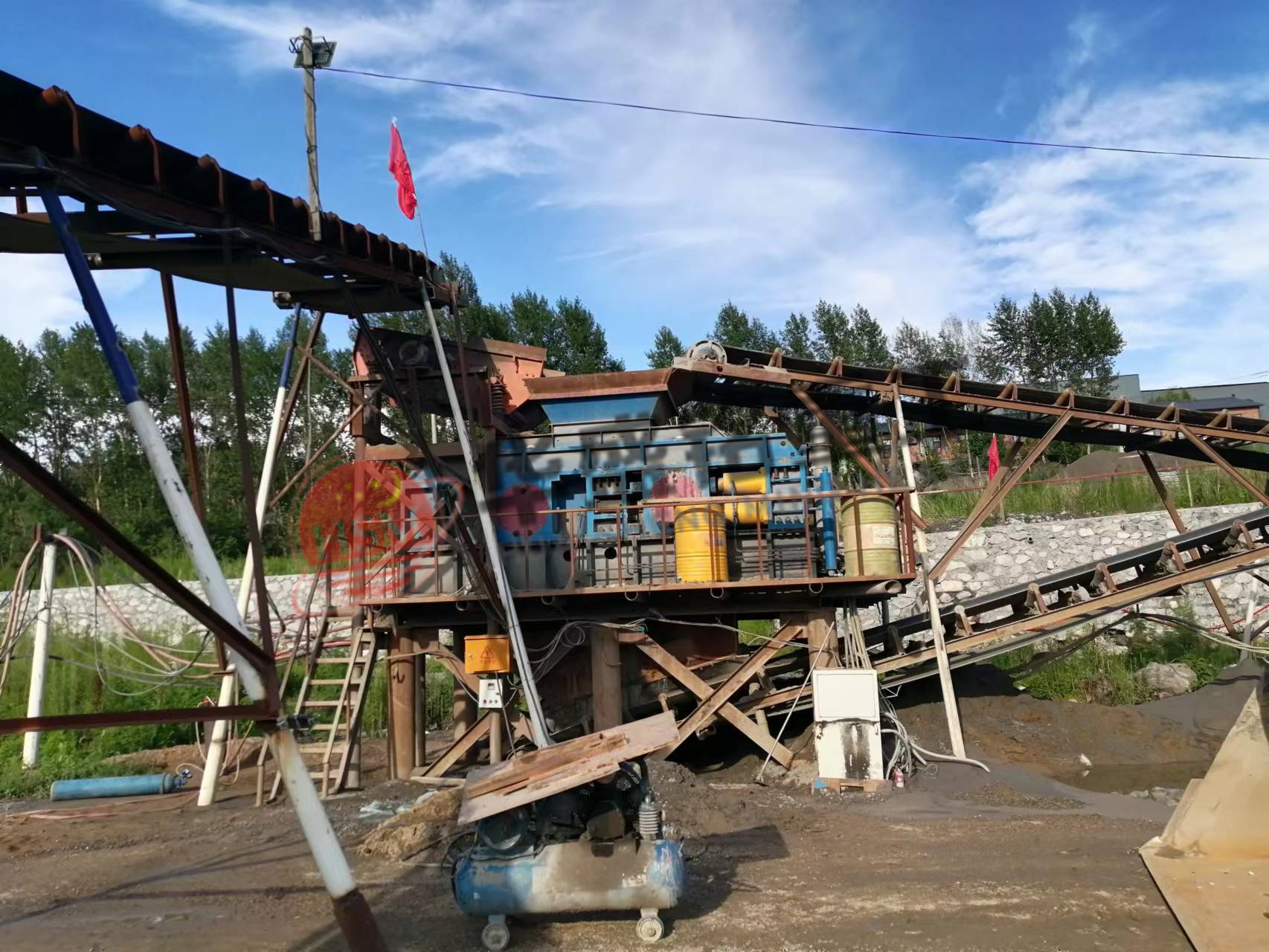  硅石(shi)鑛(kuang)破碎機,硅(gui)石(shi)鑛雙齒輥破(po)碎機(ji)廠(chang)傢(jia),硅石(shi)塊(kuai)齒輥(gun)機型號(hao),硅(gui)石狼牙(ya)破碎(sui)機報價