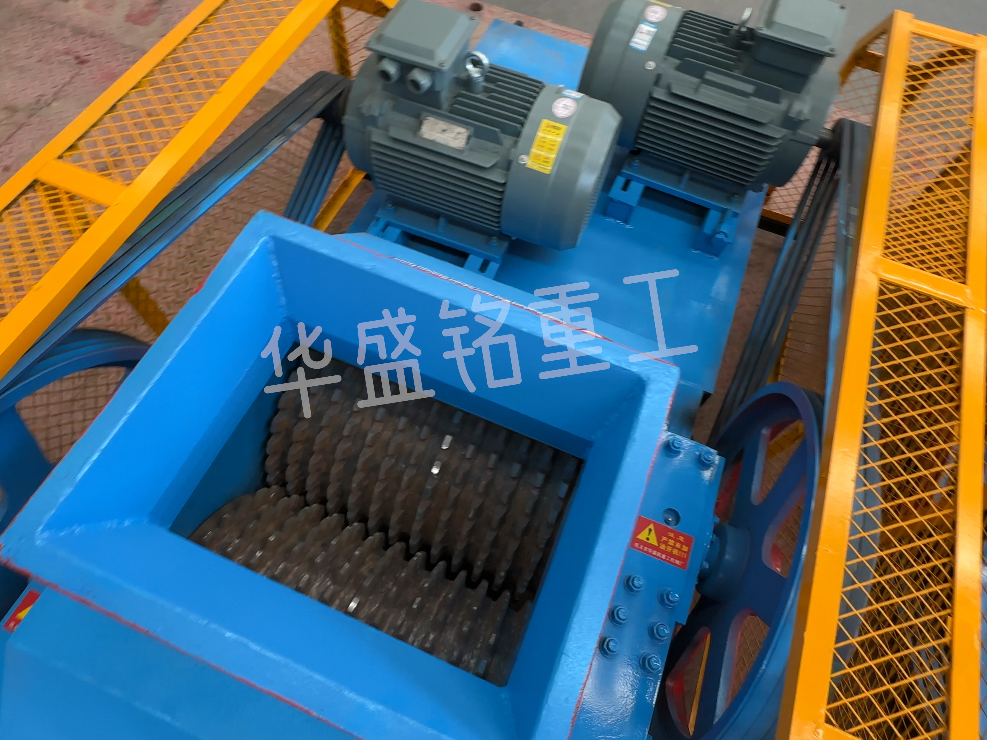 大(da)塊(kuai)瀝(li)青料(liao)破(po)碎機,瀝青銑(xian)鑤(bao)料破碎機,瀝青再生(sheng)料雙齒輥(gun)破碎(sui)機廠(chang)傢(jia) 
