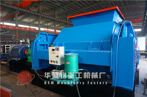 雙(shuang)齒輥(gun)破(po)碎(sui)機(ji)現(xian)場圖